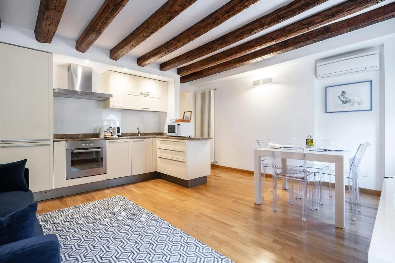 Ca' Laura - San Marco Canal View Venice Apartment