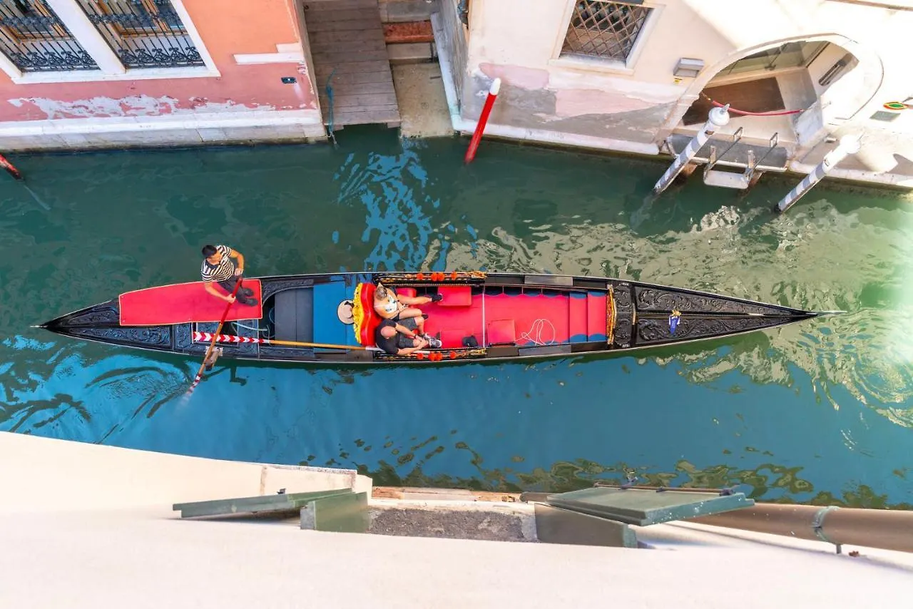 Ca' Laura - San Marco Canal View Venice Apartment